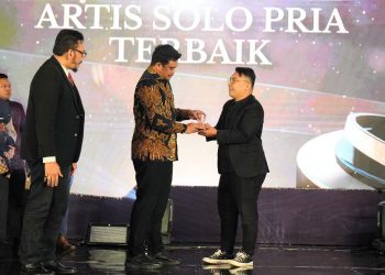 Bobby Nasution memberikan penghargaan dan hadiah kepada salah satu musisi kota Medan pada ajang AMM 2023 di Hotel JW Marriot, Jum'at (10/11) malam.