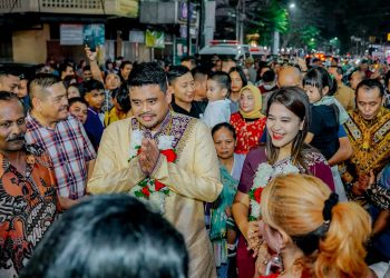 Ribuan umat Hindu menyambut Bobby Nasution pada perayaan Deepavali di Little India Jalan KH Zainul Arifin Medan, Sabtu (9/12/2023) malam.