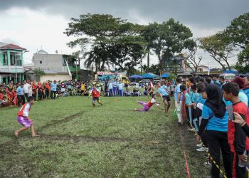 Para siswa asyik mengikuti permainan pada pembukaan Medan Bermain.