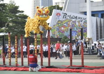 Menpora Dito Ariotedjo menyaksikan penampilan tim Barongsai Kong Ha Hong di Halaman Kantor Kemenpora, Jakarta, Senin (12/2).