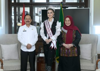 Nabiqah Anisa Salsabila Pasaribu (tengah) Nabiqah Anisa Salsabila Pasaribu akan mewakili Sumut di ajang pemilihan Putri Indonesia tahun 2024. (Ist)