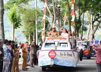 Pawai kendaraan hias di jalanan raya Kabupaten Smaosir. (Ist)