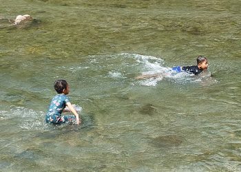 Anak-anak bermain dan berendam di aliran sungai Pantai Biru Langkat. (Dok.ABC)