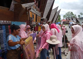 Ibu-ibu Direksi BPD berbelanja Produk UMKM di Danau Toba. (Ist)