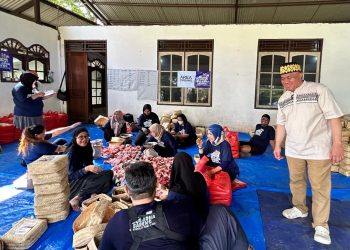 M. Feriadi Soeprapto selaku Presiden Direktur JNE
menyaksikan langsung prosesi pembungkusan daging kurban. (Ist)