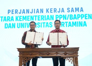 Penandatanganan perjanjian kerja sama oleh Kepala Sekretariat Nasional SDGs, Pungkas Bahjuri Ali dengan Wakil Rektor Bidang Penelitian, Pengembangan dan Kerja Sama (UPER), Prof. Dr. techn. Djoko Triyono, S.Si, M.Si. (Ist)