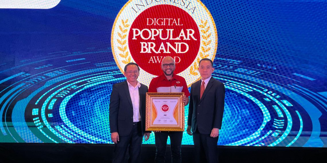 Yance Arvan selaku Marketing Project Senior Analyst JNE mewakili penerimaan penghargaan Indonesia Digital Popular Brand Award 2024. (Ist)