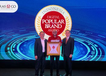 Yance Arvan selaku Marketing Project Senior Analyst JNE mewakili penerimaan penghargaan Indonesia Digital Popular Brand Award 2024. (Ist)