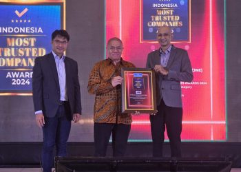 M. Feriadi Soeprapto, Presiden Direktur JNE (tengah) menerima penghargaan dari Indonesia Most Trusted Companies Award 2024. (Ist)