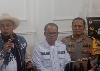 Ketua KPU Sumut Agus Arifin (tengah) saat konferensi pers mengenai TPS yang akan melakukan pungutan suara susulan.